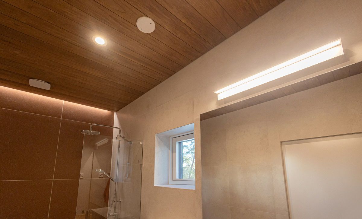 The lighting in the shower room consists of a BLADE600 wall light on the mirror, ceiling downlights and an indirectly illuminating LED strip in the ceiling groove on the main wall by the shower.